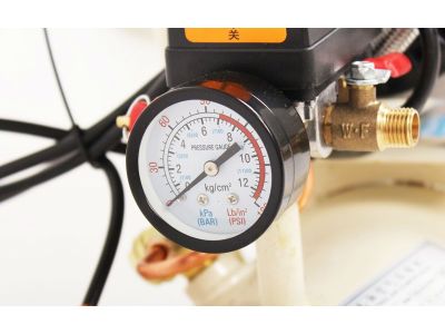 Đồng hồ áp suất có dầu và không dầu khác nhau thế nào ?