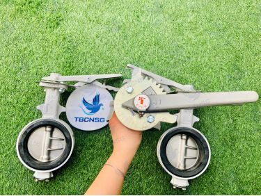 Van bướm Tomoe 700G - Thân gang tay gạt